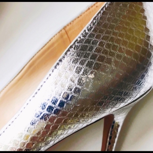 Michael Kors Claire metallic embossed silver pumps - Picture 3 of 6